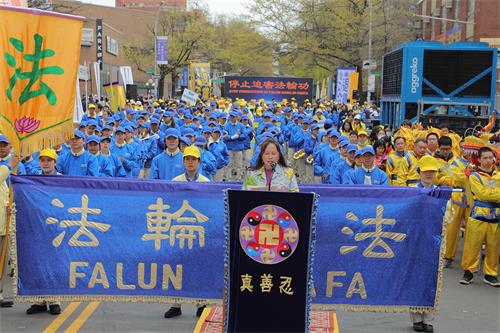 图1：二零二二年四月二十三日，逾两千名法轮功学员在纽约法拉盛举行盛大游行纪念“四‧二五”和平上访二十三周年。集会现场明亮温暖，充满能量，纯正祥和。