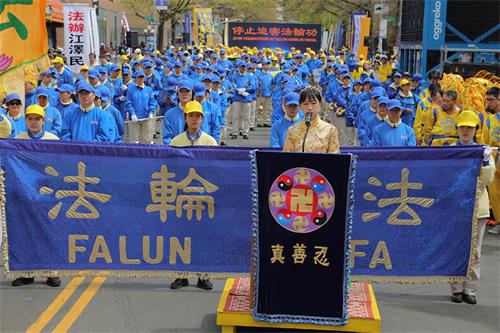 图8：张明慧在集会上讲述自己家经历的迫害