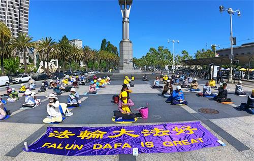 图1：二零二二年四月三十日，旧金山市部分法轮功学员在渡轮大厦前的广场集体炼功，迎接法轮大法弘传三十周年的到来。