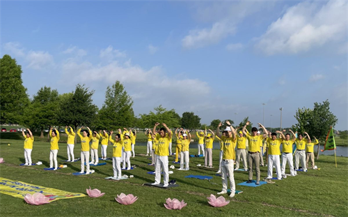 '图片2~4： 达拉斯-沃斯堡地区法轮功学员五月八日集体炼功庆祝世界法轮大法日'