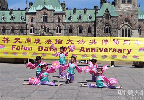 图04-06： 法轮功学员们载歌载舞，庆祝世界法轮大法日