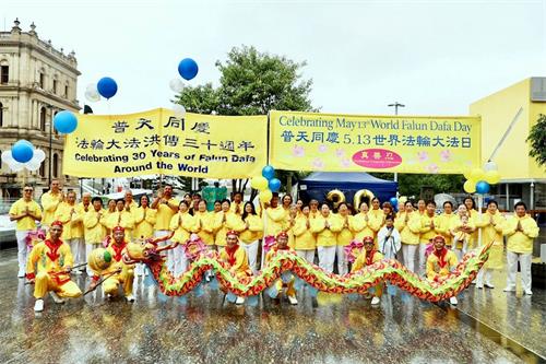 '图1：​​​​​​二零二二年五月十三日，澳洲昆士兰法轮功学员在布里斯班广场集体大合照，恭祝法轮功创始人李洪志先生生日快乐！'