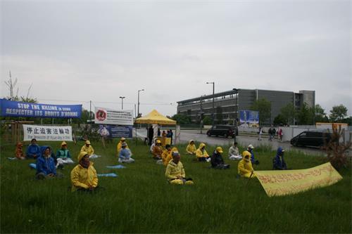 '图1～3：二零二二年五月四日和五日，法国斯特拉斯堡欧洲议会前，时而烈日高照，还是阴雨绵绵，寒风习习。这二天，来自欧洲多个国家的法轮功学员都在这里，打横幅，演示功法，传播法轮功的真相。'