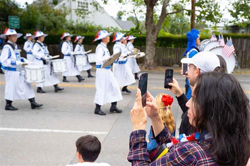 图11~14：美西天国乐团应邀参加拉克斯波市（Larkspur）独立日庆祝游行