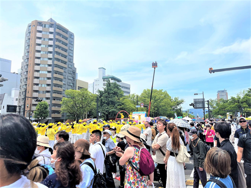 '图7：法轮功学员的遊行场面盛大，海内外游客慕名来参观遊行活动。'