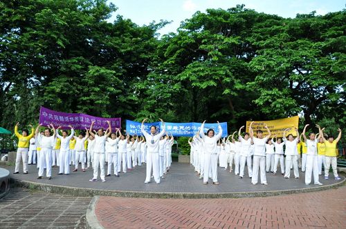 泰国法轮功学员举行七二零反迫害集会，法轮功学员展示功法。