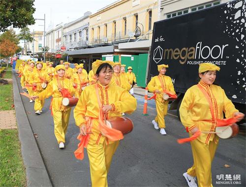 '图1～5：法轮功学员们在汉密尔顿市中心游行，庆祝一年一度的法轮大法日。'